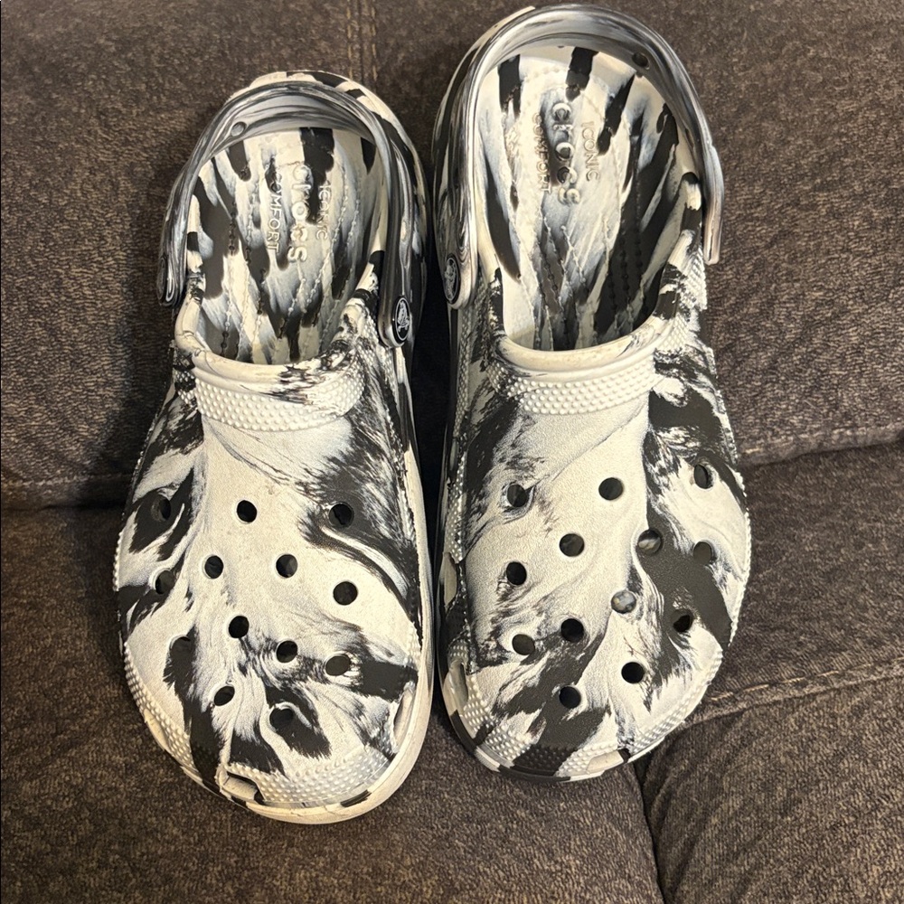 CROCS Monochrome Patterned Clogs - image 3